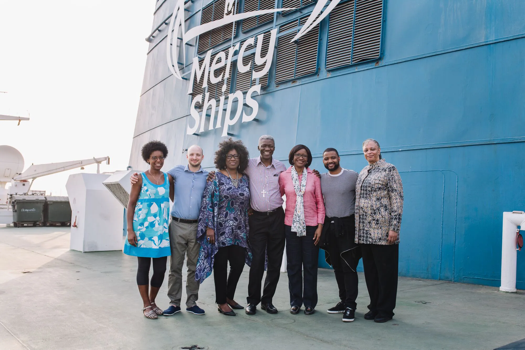Embajadores abrazados en el buque Global Mercy de Naves de Esperanza